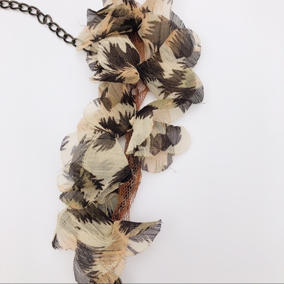 Long beaded necklace with flower accessory - Picture 3 of 7